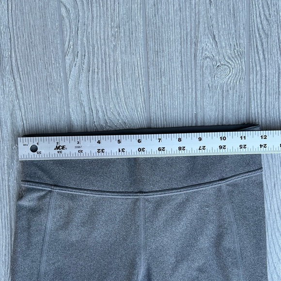 Under Armour Compression HeatGear Gray Capri Leggings Size Small - Picture 5 of 7
